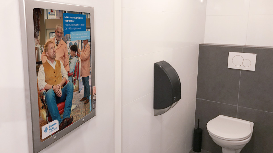 Altermedia Achmea Zilveren Kruis Toiletreclame WCreclame Toiletmedia Washroommedia