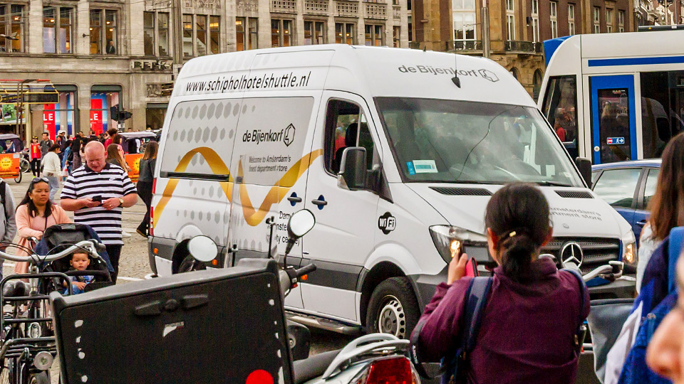 Altermedia De Bijenkorf Schiphol Hotel Shuttle Taxireclame