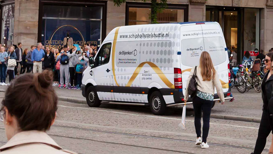 Altermedia De Bijenkorf Schiphol Hotel Shuttle Taxireclame