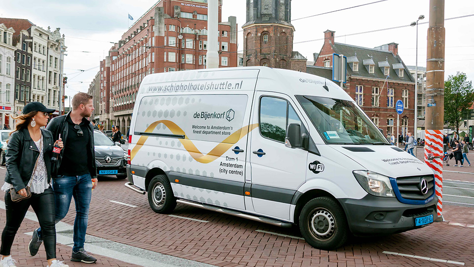 Altermedia De Bijenkorf Schiphol Hotel Shuttle Taxireclame