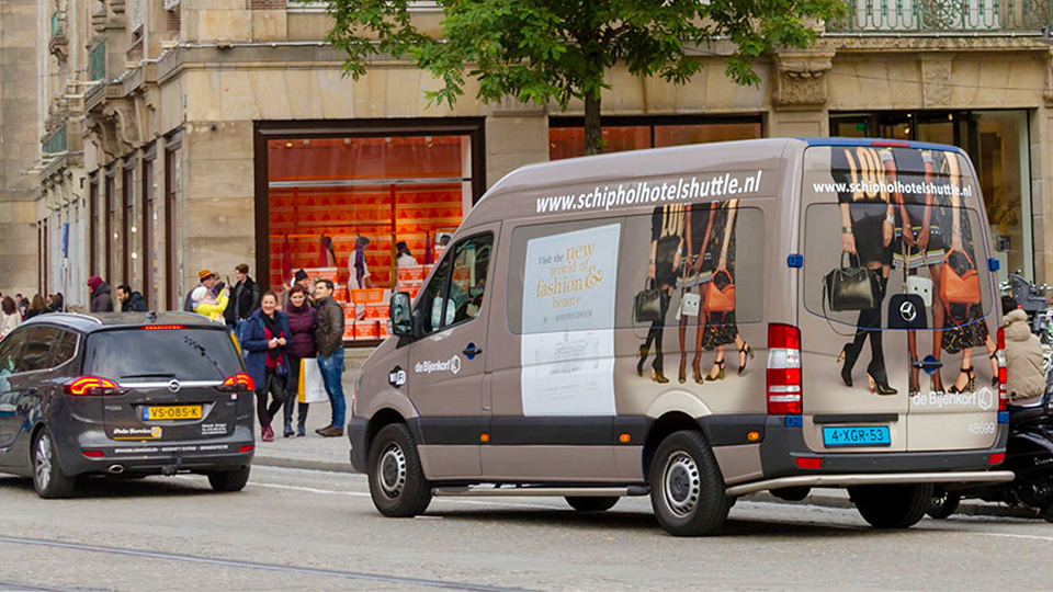 Altermedia De Bijenkorf Schiphol Hotel Shuttle Taxireclame