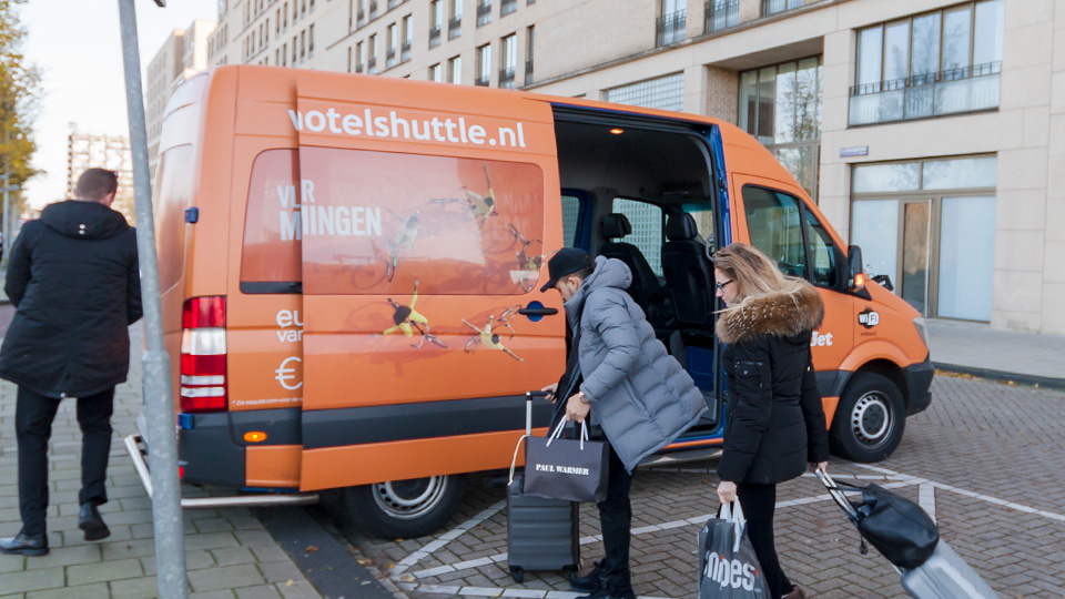 Altermedia Easyjet Schiphol Hotel Shuttle Taxireclame