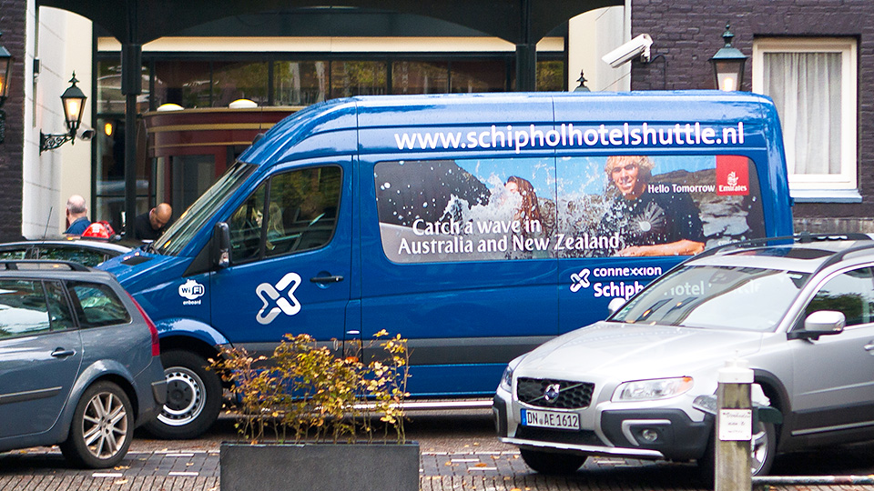 Altermedia  Emirates Schiphol Hotel Shuttle Taxireclame